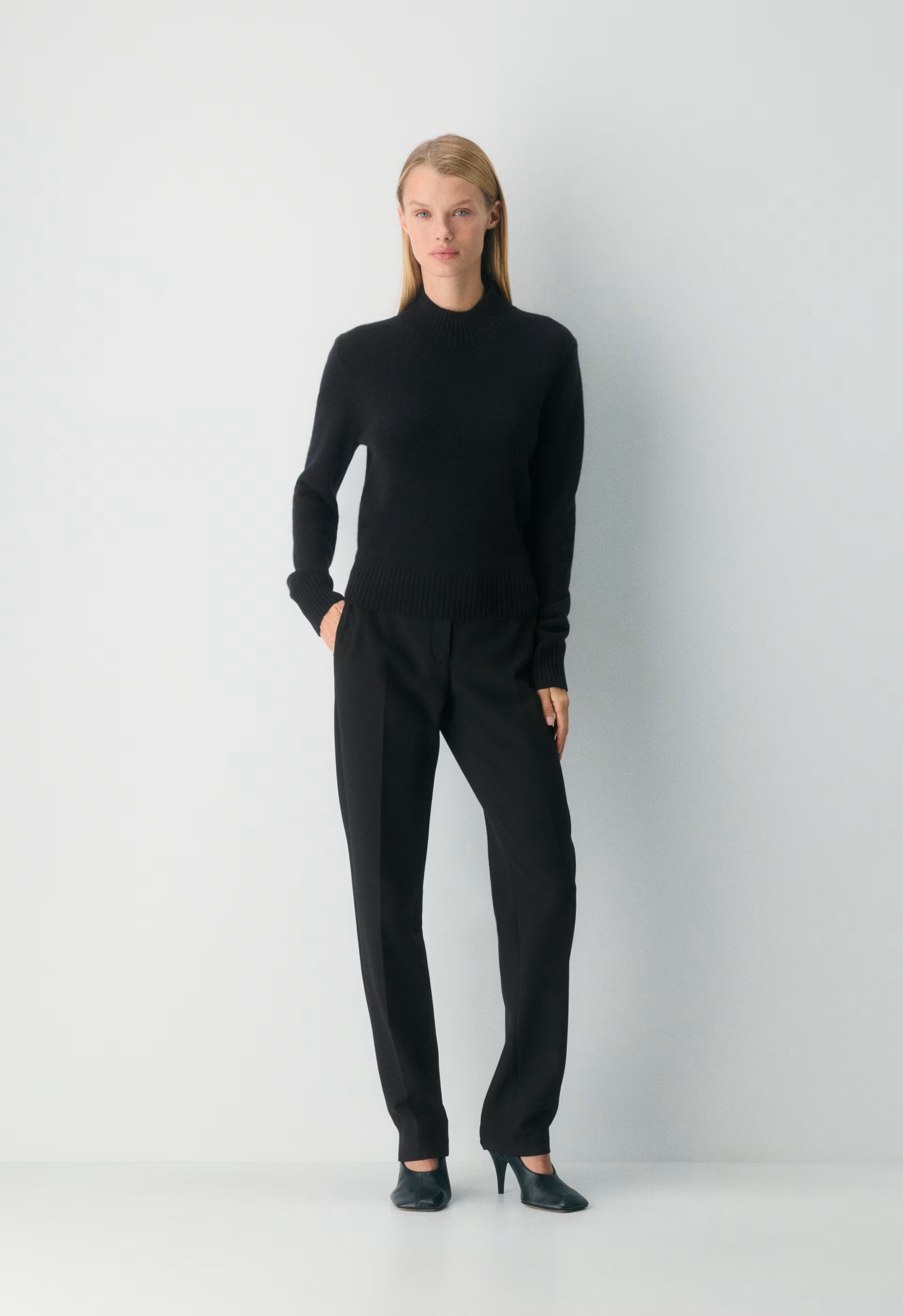 Essential Cashmere Folio Mockneck - BLACK