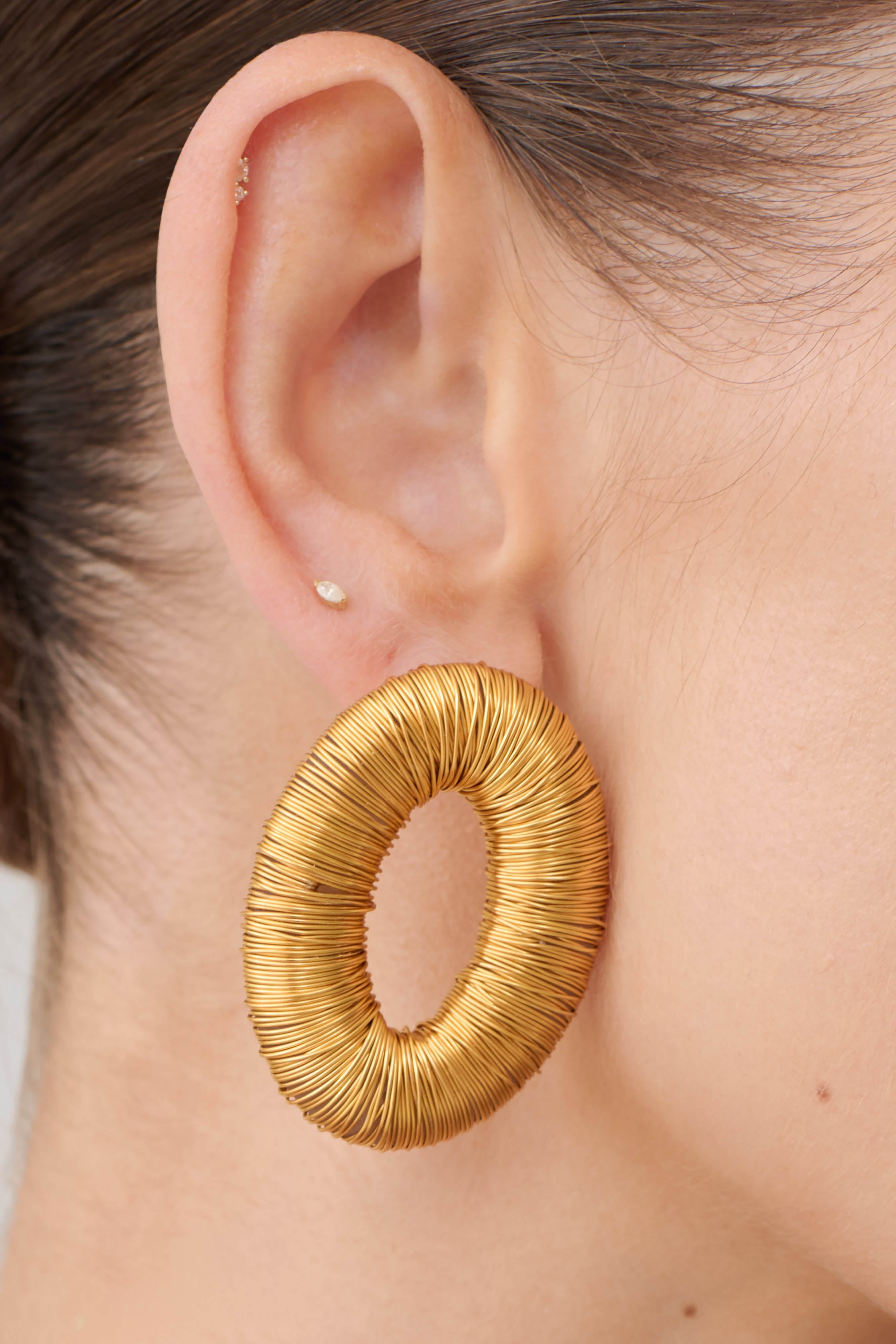 Yara Metal Wounded Stud Earring - Gold
