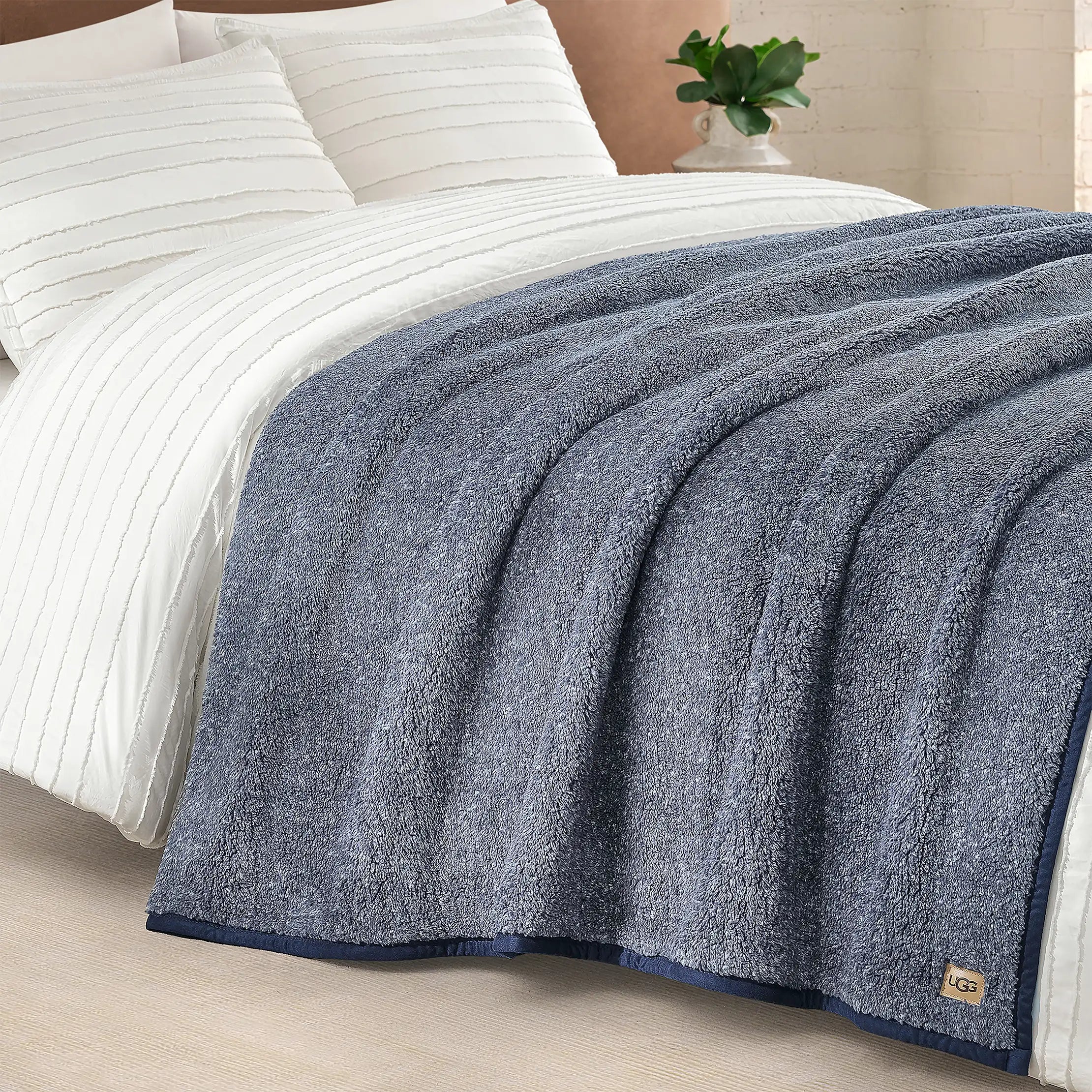 Home ClassicUGGfluff XL Throw 90x92 - OCEAN