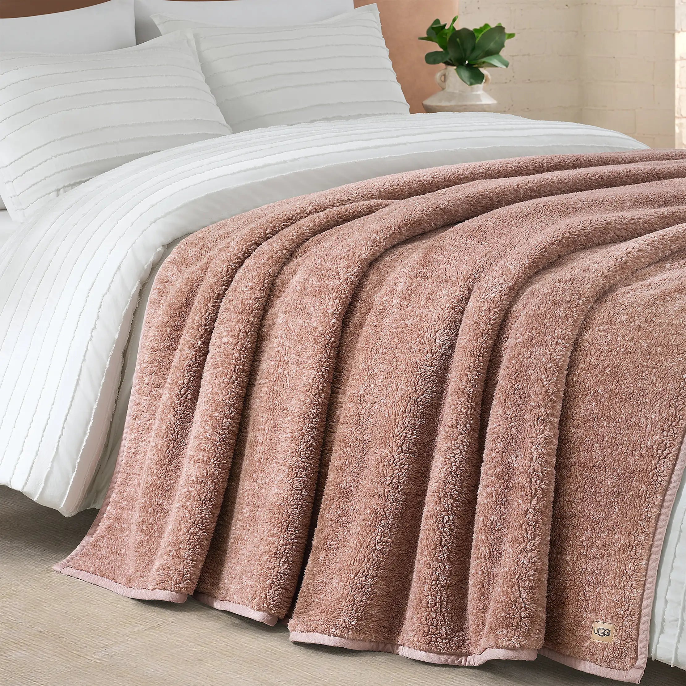 Home ClassicUGGfluff XL Throw 90x92 - ROSEWOOD