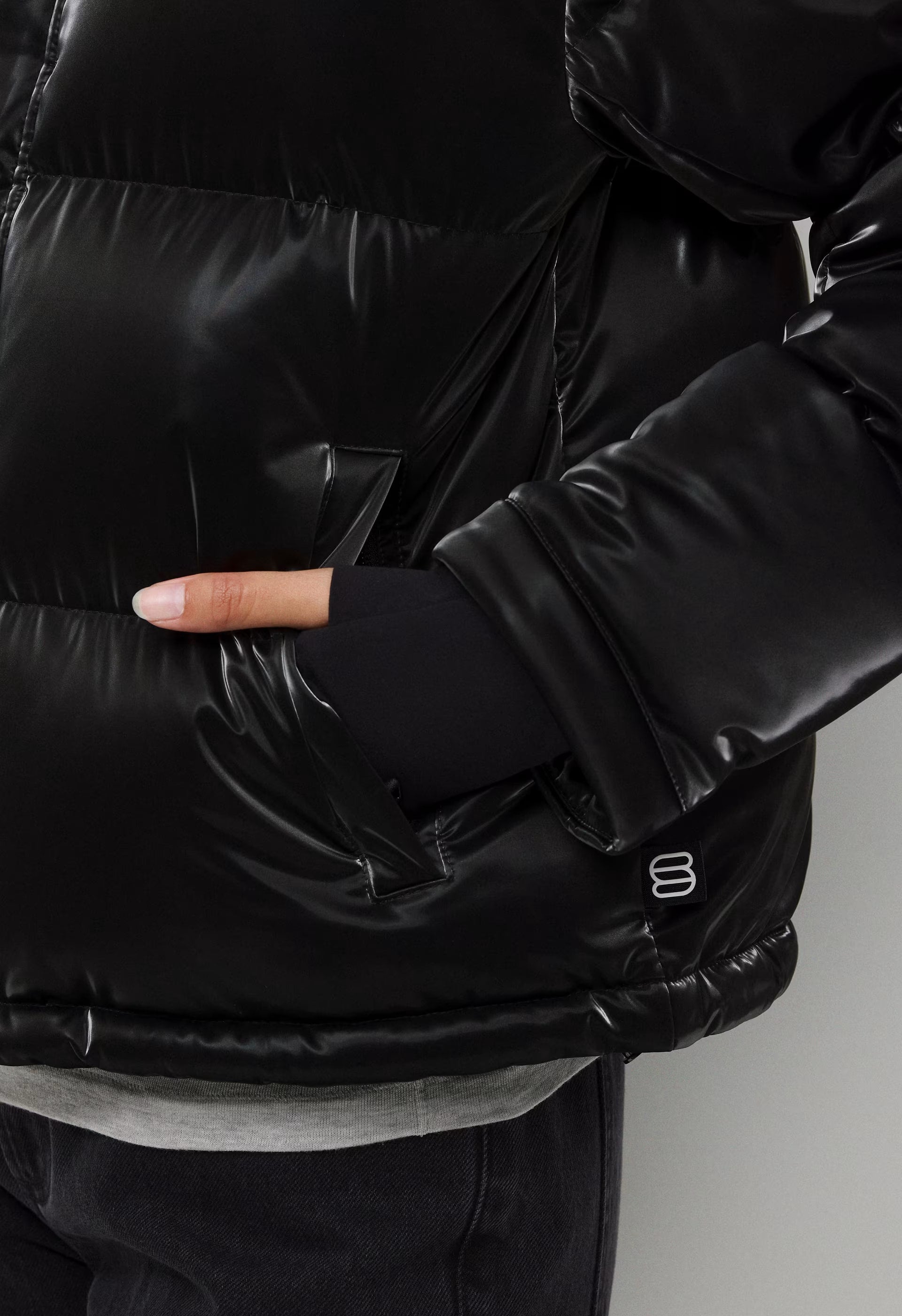 The Super Puff™ Shorty - Liquid Shine - BLACK