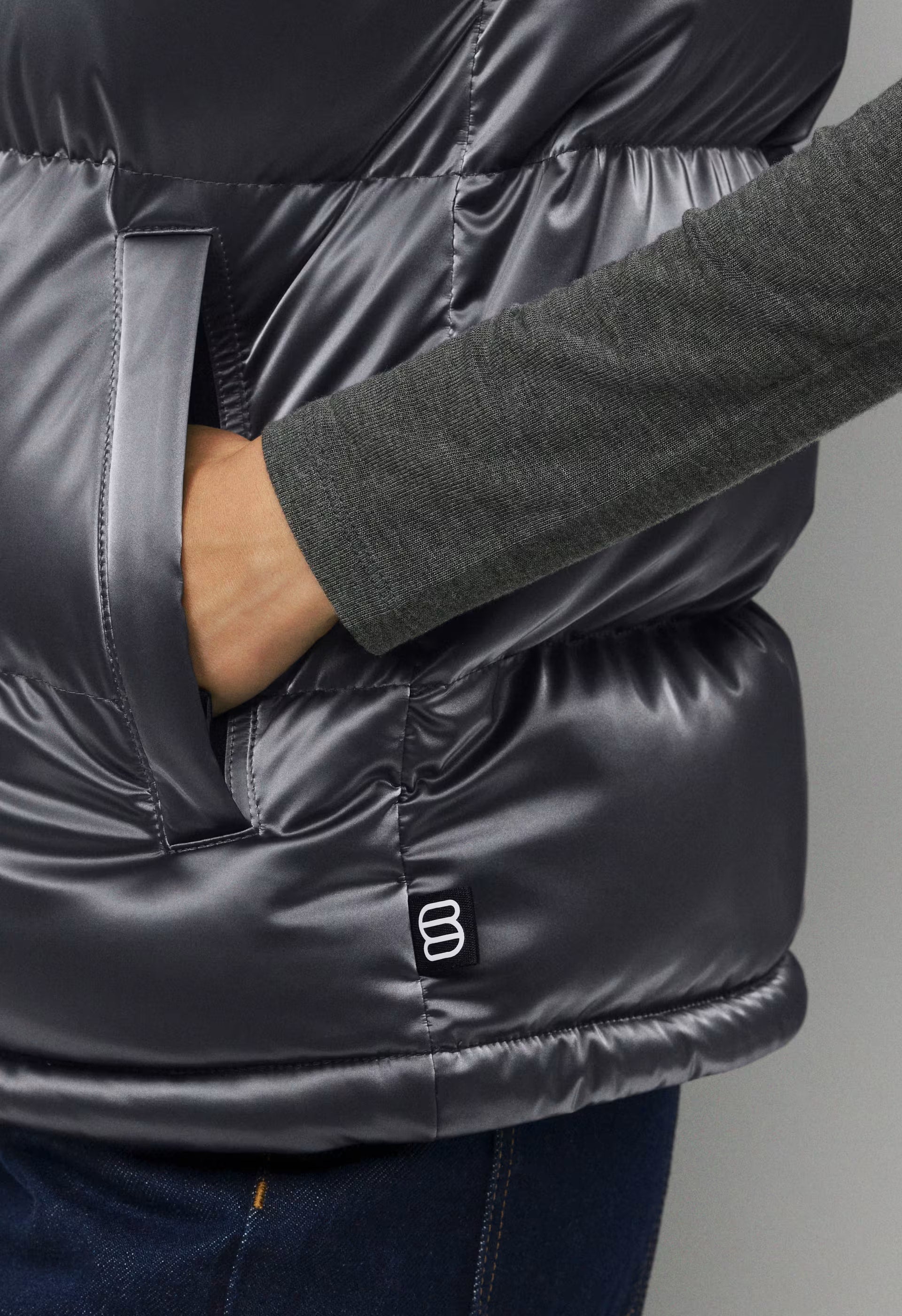 The Super Puff™ Vest - Liquid Shine - COAL GREY