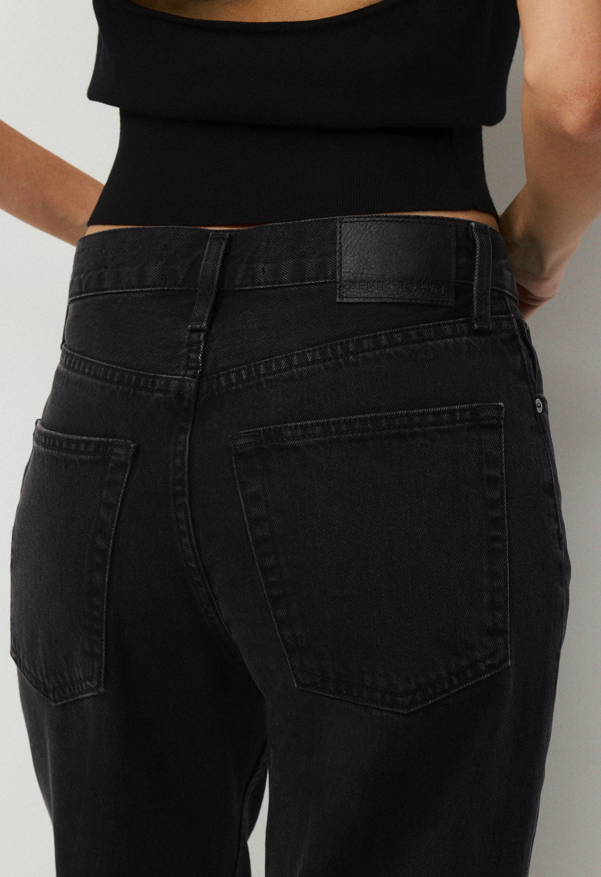 Denim Forum 004 Hi-Rise Straight Jean - BLACK EYELINER