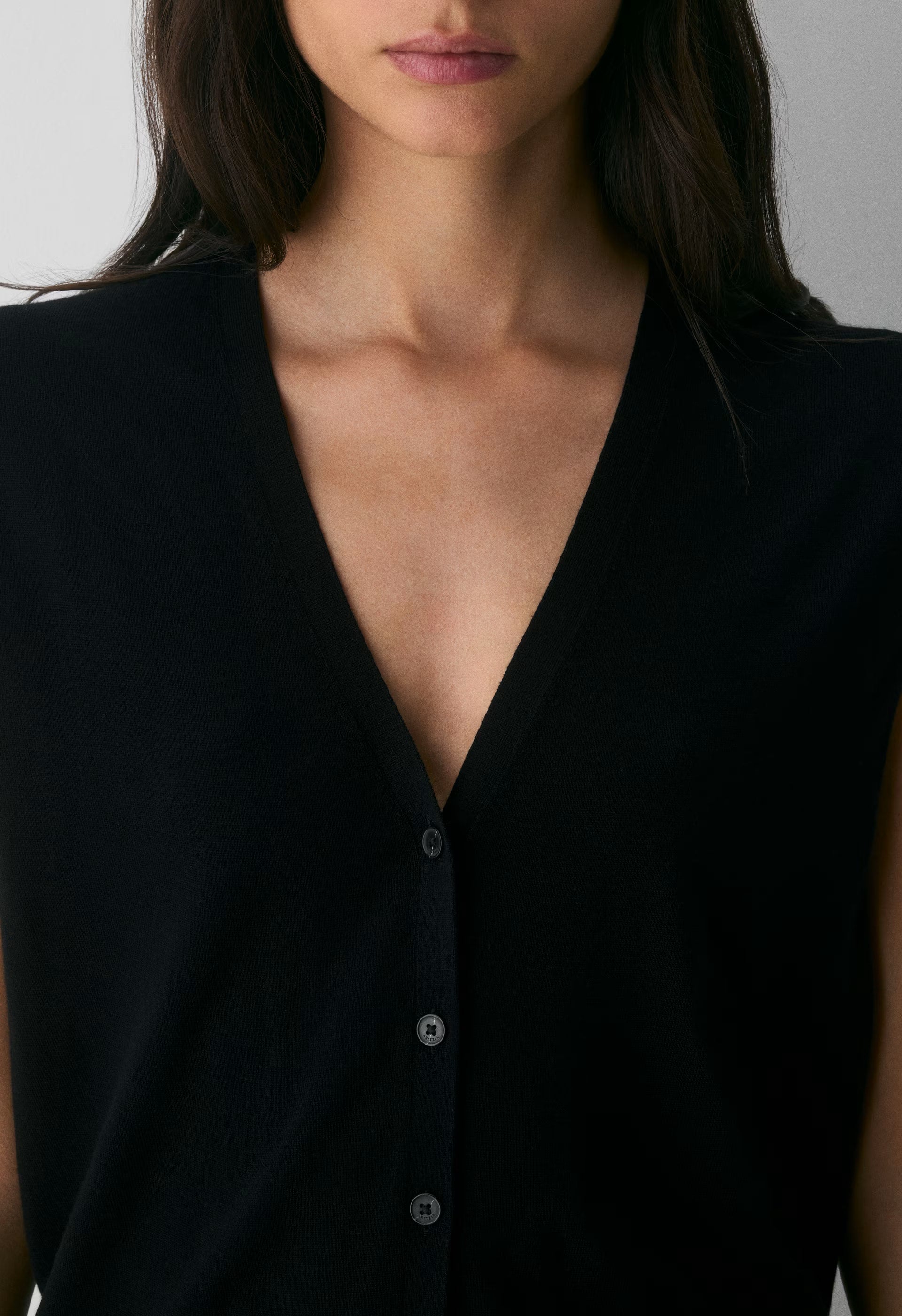 Fine Merino Wool Wedgewood Sweater Vest - BLACK